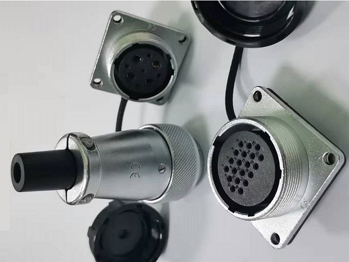 20-nastainen nykyinen kosketinliitin