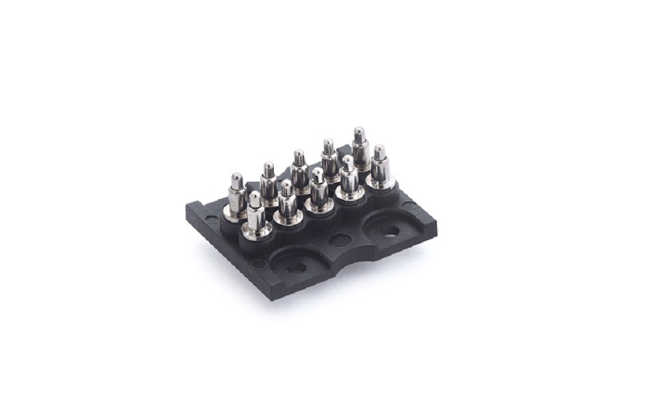 Liittimen otsikon liitin nastoilla