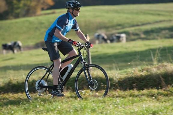 Magneettinen pogopin-latausliitinratkaisu sähköpolkupyörälle